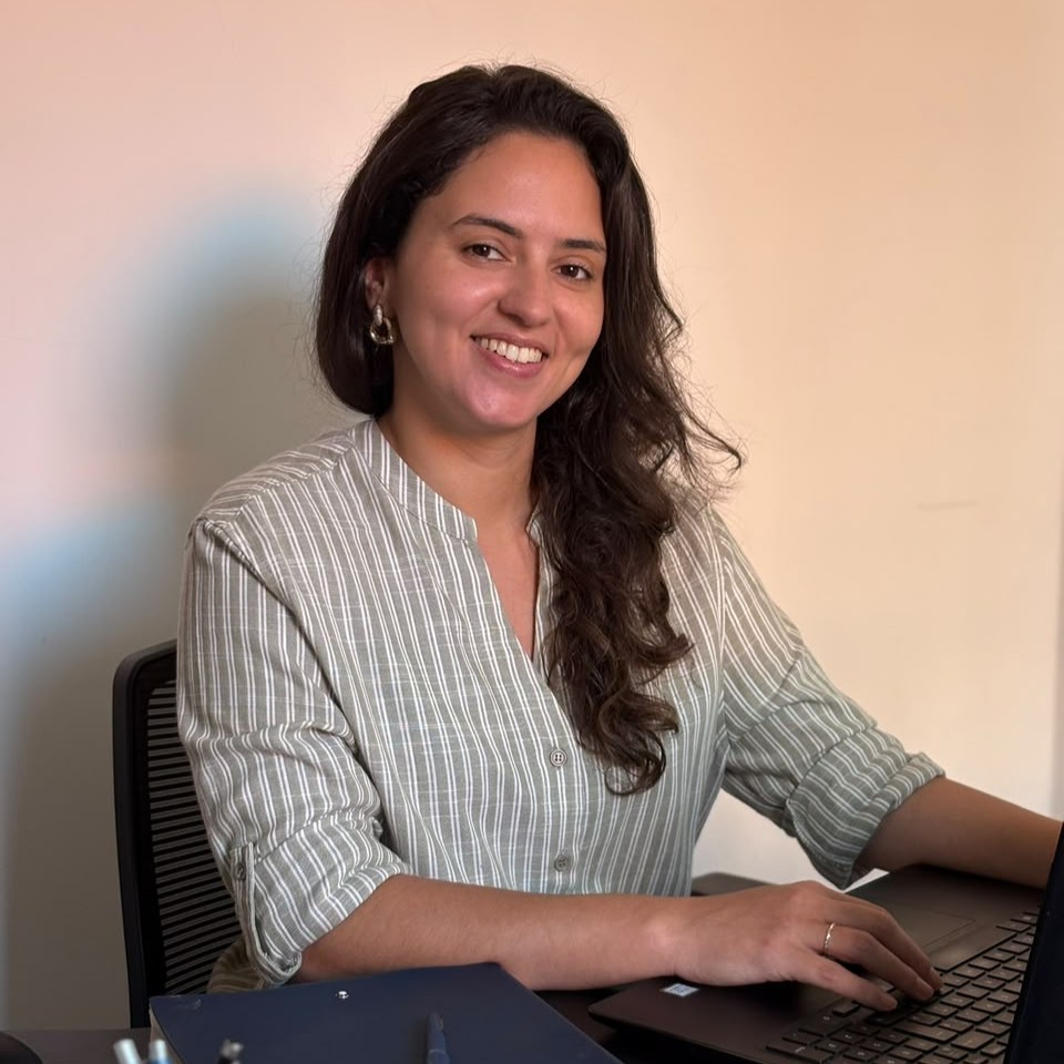 Natalie Ghion, responsável pela CTRL+S, trabalhando em seu computador
